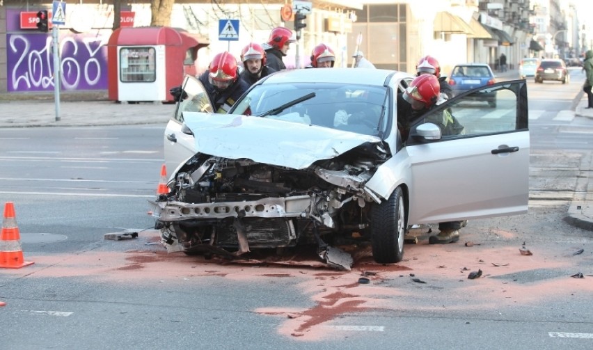 Wypadek: dwa samochody zderzyły się na al. Kościuszki w Łodzi [zdjęcia]