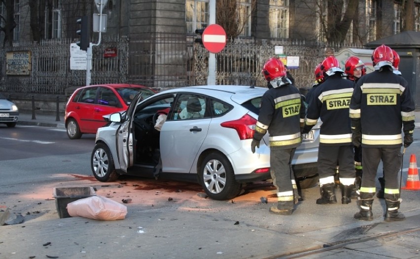 Wypadek: dwa samochody zderzyły się na al. Kościuszki w Łodzi [zdjęcia]