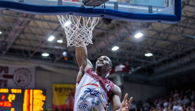 Peter Olisemeka rzucił 14 punktów i miał 14 zbiórek