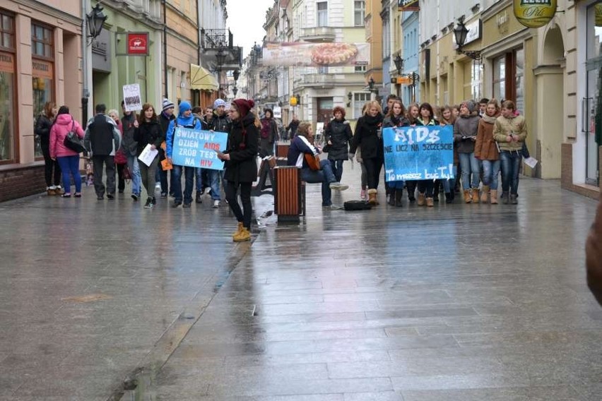 Uczniowie na ulicach miasta zachęcali do zrobienia testu na...