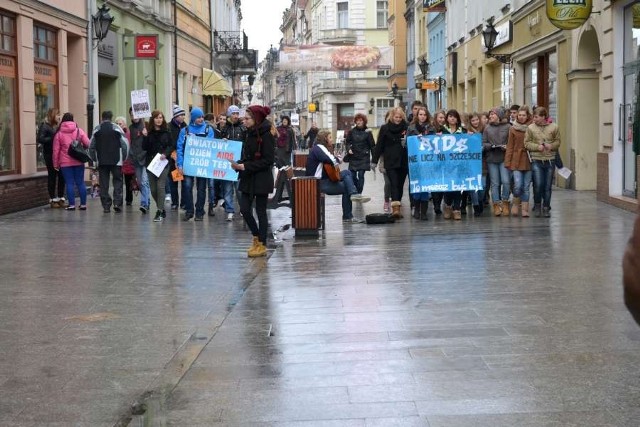 Uczniowie na ulicach miasta zachęcali do zrobienia testu na HIV.