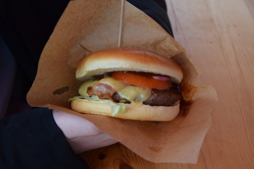 Food trucki z kuchnią świata przyciągają jaślan na rynek. Niestraszny im deszcz