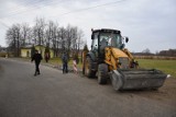 W Hnatkowicach w gminie Orły sprzedali działki, aby zdobyć pieniądze na wybudowanie chodników [ZDJĘCIA]