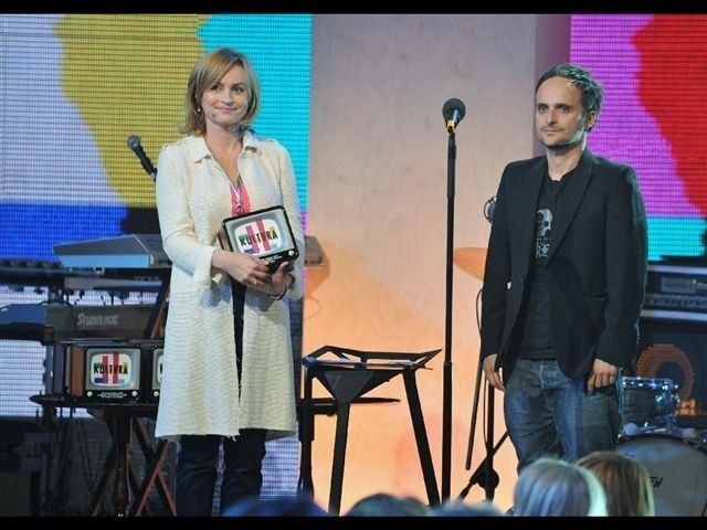 Artur Rojek otrzymuje nagrodę Gwarancje Kultury 2012 z rąk szefowej TVP Kultura Katarzyny Janowskiej