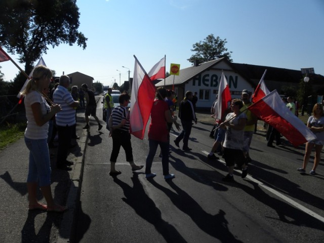 Walcząc o przejście dla pieszych i modernizację drogi, w sierpniu mieszkańcy Brzezia blokowali drogę