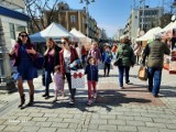 Mnóstwo osób na Jarmarku Wielkanocnym w Kielcach. Na deptaku są ozdoby i foodtrucki