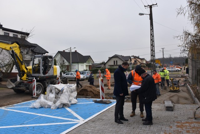 Plac budowy nowego parkingu na Wierzejach odwiedził prezydent miasta Krzysztof Chojniak