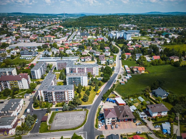 Droga była w bardzo złym stanie, miała liczne ubytki, koleiny oraz wystające pokrywy studzienek kanalizacyjnych. Stanowiła zagrożenie zarówno dla pieszych, jak i kierowców. Remont ulicy Pod Lodownią to kontynuacja prowadzonego w ubiegłym roku remontu ul. Orzeszkowej.