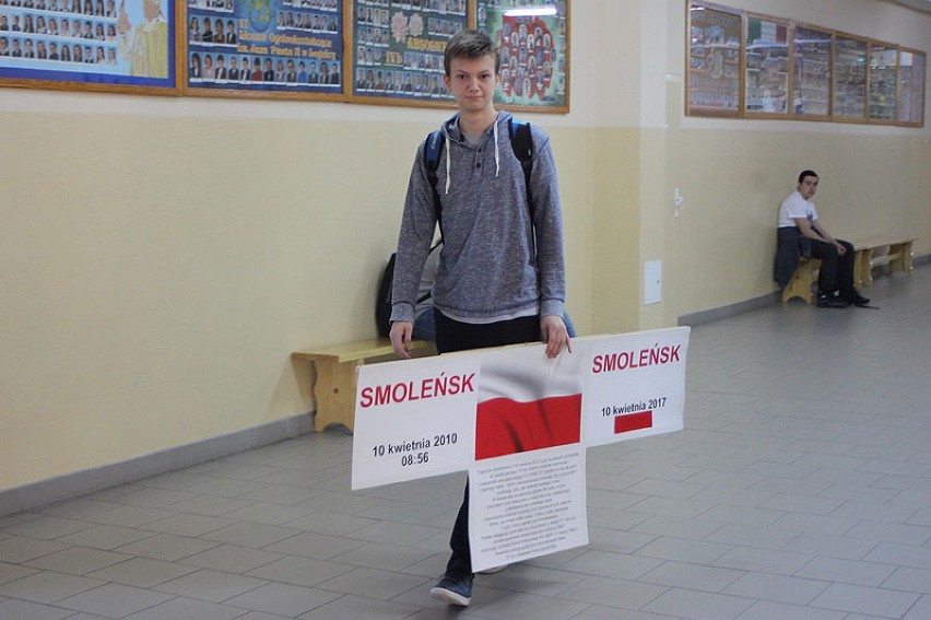 Wystawa "Smoleńsk" w legnickim gimnazjum [ZDJĘCIA]