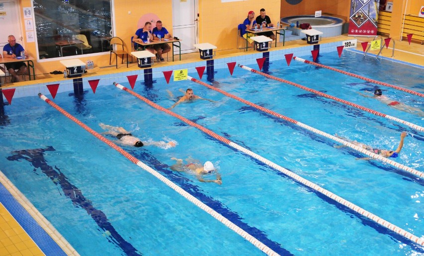 VI Nocny Charytatywny Maraton Pływacki w Krośnie. Pływali siedem godzin, by pomóc chorej Martynce [ZDJĘCIA]