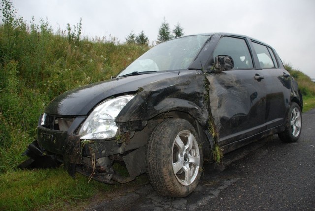 Wypadek na drodze 211. Dachowanie w Podkomorzycach.