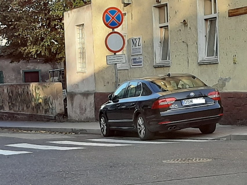 Mistrzowie parkowania w Świdnicy. Niewiarygodne, co potrafią niektórzy kierowcy! ZDJĘCIA 