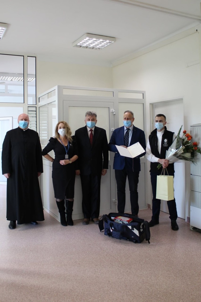 Krasnystaw. Caritas Archidiecezji Lubelskiej przekazało respirator dla krasnostawskiego szpitala. Zobacz zdjęcia
