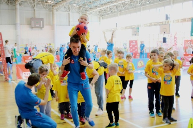 Za nami pierwsza zielonogórska edycja największego w Europie cyklu imprez sportowych dla dzieci w wieku przedszkolnym, pn. Orlen Przedszkoliada Tour 2019. 

Jak podkreślają organizatorzy, impreza zorganizowana jest w jednym celu ma zapewnić rozrywkę  ruchowej przedszkolakom, ze szczególnym uwzględnieniem wszechstronnego rozwoju ruchowego i nauki podstaw piłki nożnej, koszykówki, siatkówki i piłki ręcznej. - Nasze imprezy niewątpliwie przyczyniają się do przeciwdziałania otyłości u dzieci i zapobiegania późniejszym zwolnieniom z WF -  przyznaje Wojciech Kaczmarski, rzecznik prasowy. 

Orlen Przedszoliada Tour odbyła się w sobotę, 23 marca w hali Uniwersytetu Zielonogórskiego przy ul. Szafrana 6. W imprezie wzięło udział blisko 200 przedszkolaków z Zielonej Górze. Wszyscy bawili się doskonale i potwierdzali nam, że nie ma nic lepszego niż sport połączony z zabawą. Zobaczcie sami, co działo się tego dnia w hali UZ i jak poradzili sobie najmłodsi ze sportowymi zadaniami. 
Warto dodać, że 8. edycja ORLEN PRZEDSZKOLIADA TOUR składa się  z siedemdziesięciu imprez, organizowanych w ponad 40 lokalizacjach, w których weźmie udział ok. 15000 Aktywnych Przedszkolaków.