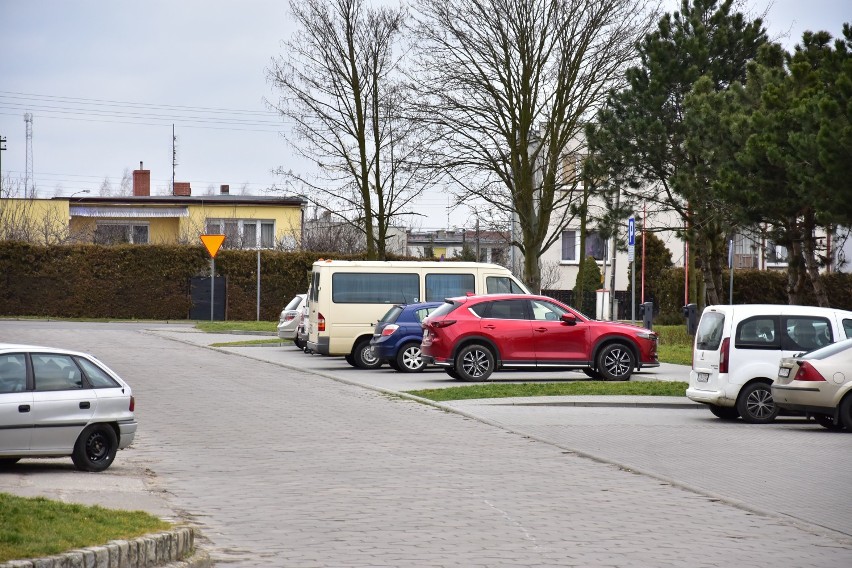 Apel do mieszkańców osiedla bloków w Żninie: nie zawsze można tam parkować 