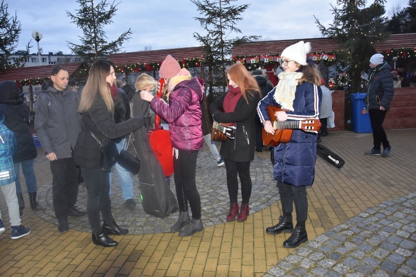 Starachowice. "Wszystkie gitary świata" zagrały na jarmarku kolędę "Cicha noc"