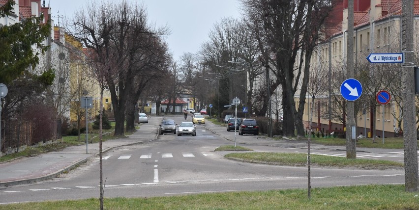 Malbork. Na ul. Nowowiejskiego pół jezdni zajmują stojące samochody. Burmistrz: droga jest do jeżdżenia, nie do parkowania. Będą zmiany?