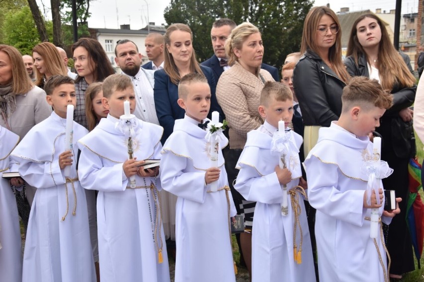 Pierwsza komunia święta w parafii pw. św. Jakuba Apostoła w Wągrowcu. Dzieci z fary przyjęły Jezusa do swoich serc
