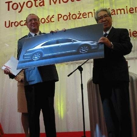 Arkadiusz Domagała z jelczańsko-laskowickiego komisariatu policji odebrał z rąk szefa koncernu zdjęcie Toyoty Avensis, której polska premiera nastąpi za kilka tygodni. Niedługo to zdjęcie zamieni się w kluczyki do samochodu.