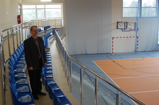 Dyrektor Zbigniew Błaszkowski w nowej sali gimnastycznej