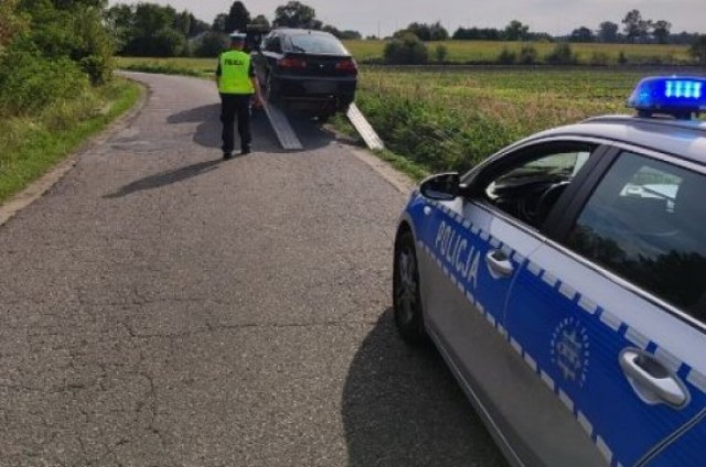 Auto, którym kierował pijany mężczyzna trafiło na policyjny parking