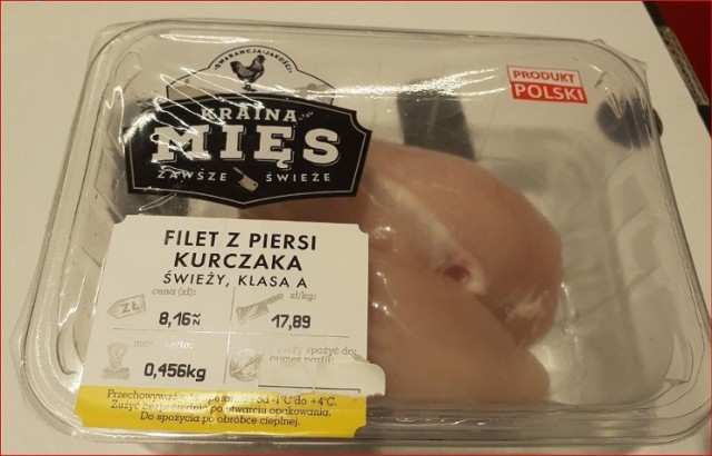 W wyniku działań urzędowych Inspekcji Weterynaryjnej wykryto Salmonella Enteritidis w określonej poniżej partii produktu Świeży filet z piersi kurczaka MAP. Mięso drobiowe jest przeznaczone do spożycia po obróbce cieplnej, co minimalizuje ryzyko zakażenia w tym przypadku, jednak ryzyko przeniesienia bakterii z mięsa na inne powierzchnie, niewystarczająca temperatura lub zbyt krótki czas obróbki może prowadzić do zakażenia człowieka i wystąpienia salmonellozy.

Szczegóły dotyczące produktów:
Nazwa produktu: Świeży filet z piersi kurczaka MAP
Numer partii: 793921
Termin przydatności do spożycia: 01.12.2021
Producent: Przedsiębiorstwo Drobiarskie DROBEX Sp. z o.o., ul. Powstańców 19, 86-050 Solec Kujawski, weterynaryjny numer identyfikacyjny 04033902
Wyprodukowano dla: Jeronimo Martins Polska S.A. ul. Żniwna 5 62-025 Kostrzyn

Działania podjęte przez przedsiębiorców i organy urzędowej kontroli: Dnia 23.11.2021 r. wydano decyzję administracyjną zobowiązującą Przedsiębiorstwo Drobiarskie Drobex Sp. z o.o., ul. Powstańców 19, 86-050 Solec Kujawski, WNI 04033902 do wycofania przedmiotowej partii produktu z rynku, jej zablokowania oraz zakazano używania do produkcji innych środków spożywczych lub wprowadzania do obrotu.

Dnia 23.11.2021 r. pisemnie zobowiązano zakład do podjęcia działań w celu określenia przyczyn wystąpienia bakterii Salmonella Enteritidis w tym produkcie, do przeglądu procedur nadzoru nad dostawcami oraz przeglądu procedur mycia i dezynfekcji obszarów produkcyjnych w celu zapobieżenia zanieczyszczeniom krzyżowym produktów. Spółka Jeronimo Martins Polska S.A. zablokowała sprzedaż produktu i wycofuje go z obrotu. Organy urzędowej kontroli żywności monitorują proces wycofywania kwestionowanych partii z obrotu.

Zalecenia dla konsumentów: Nie należy spożywać produktów z partii objętej komunikatem, w szczególności bez odpowiedniej obróbki termicznej. W przypadku wystąpienia objawów zatrucia pokarmowego po spożyciu wyżej wymienionego produktu, należy skontaktować się z lekarzem.