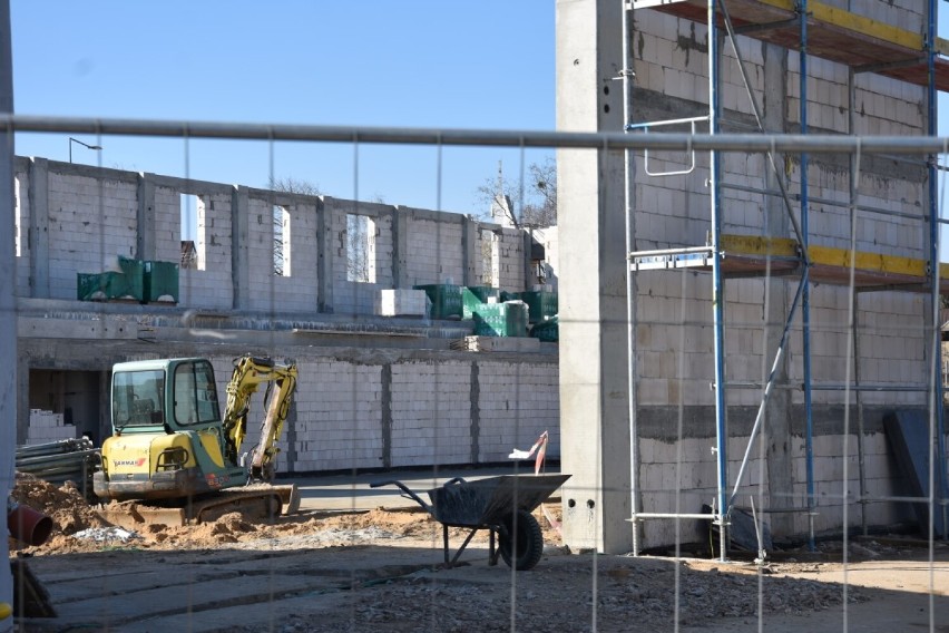 Wągrowiec. Trwa budowa hali sportowej przy ZS w Wągrowcu. Mury pną się w górę. Zobacz zdjęcia z budowy 