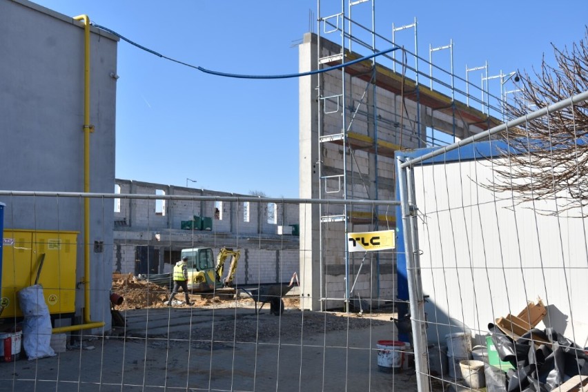 Wągrowiec. Trwa budowa hali sportowej przy ZS w Wągrowcu. Mury pną się w górę. Zobacz zdjęcia z budowy 