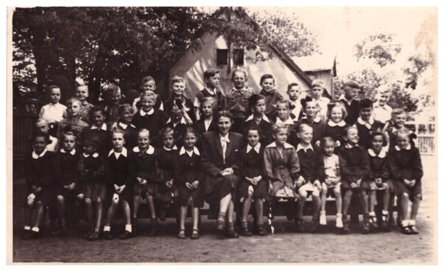Zdjęcie wykonane przy Szkole Podstawowej nr 2 w Szamotułach. Na fotografii p. Bąkowa wraz z wychowankami