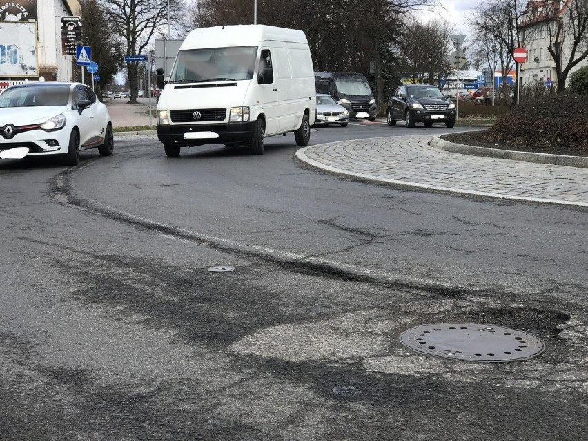 Te dziury straszą kierowców na ulicach Słupska [ZDJĘCIA]