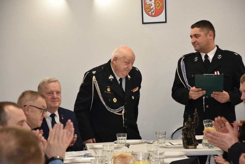 Gratulacje i wyróżnienia podczas zebrania Ochotniczej Straży Pożarnej w Budzyniu