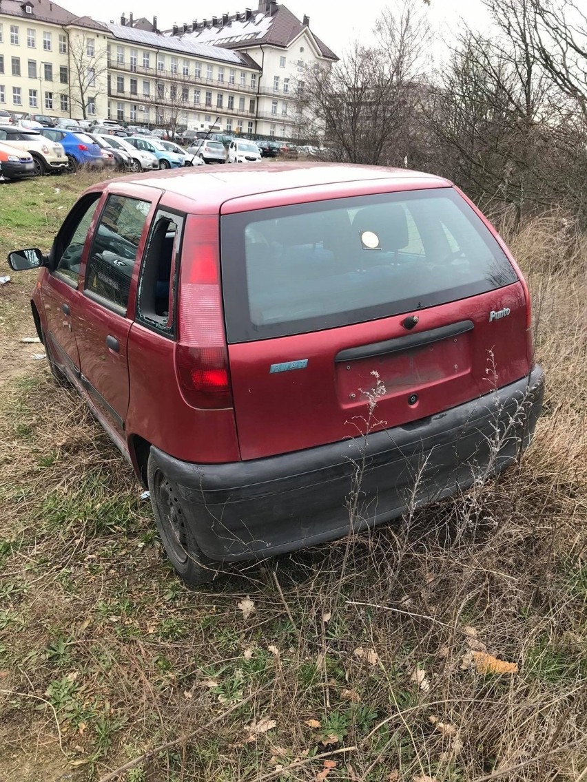 Porzucony samochód przy szpitalu na Unii Lubelskiej w...