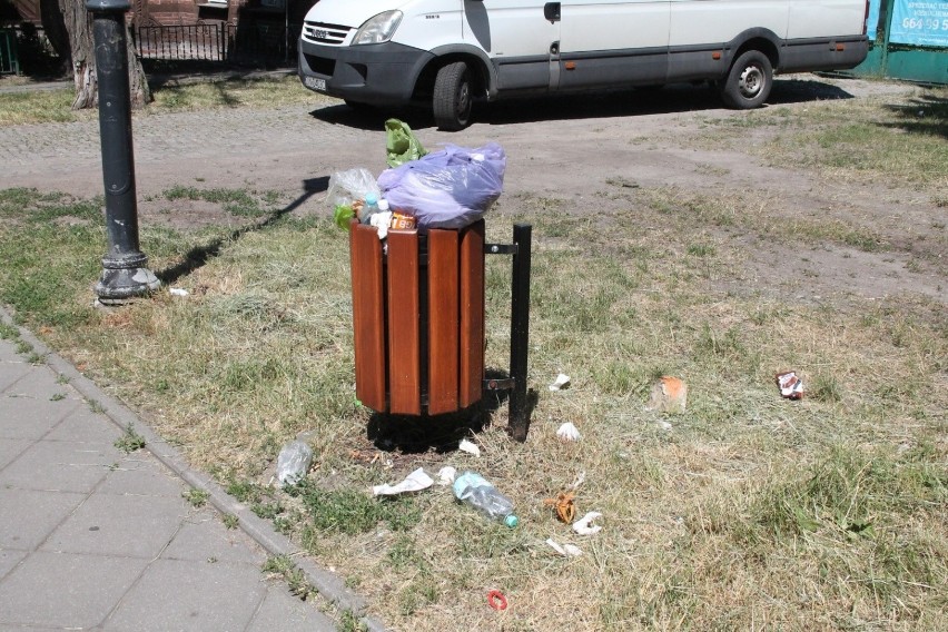 Kosz na śmieci przy ul. Bydgoskiej - zdjęcie z piątku