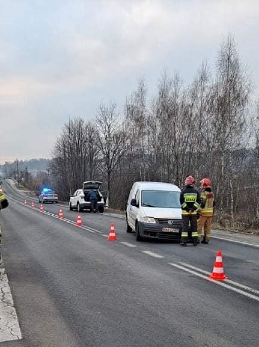 W Kalwarii Zebrzydowskiej, na ulicy Krakowskiej, czołowo...