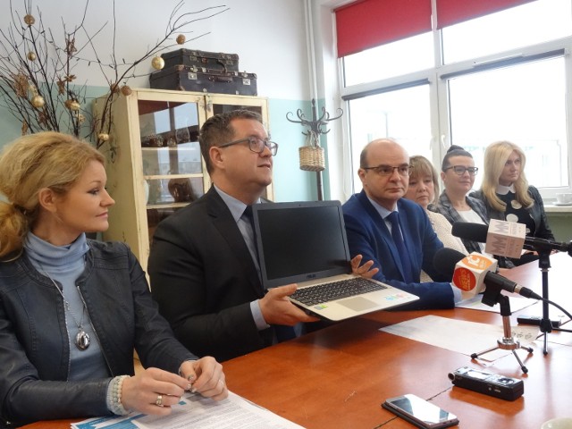 Laptop prezentowany przez prezydenta Kalisza, Grzegorza Sapińskiego  można wygrać w konkursie.