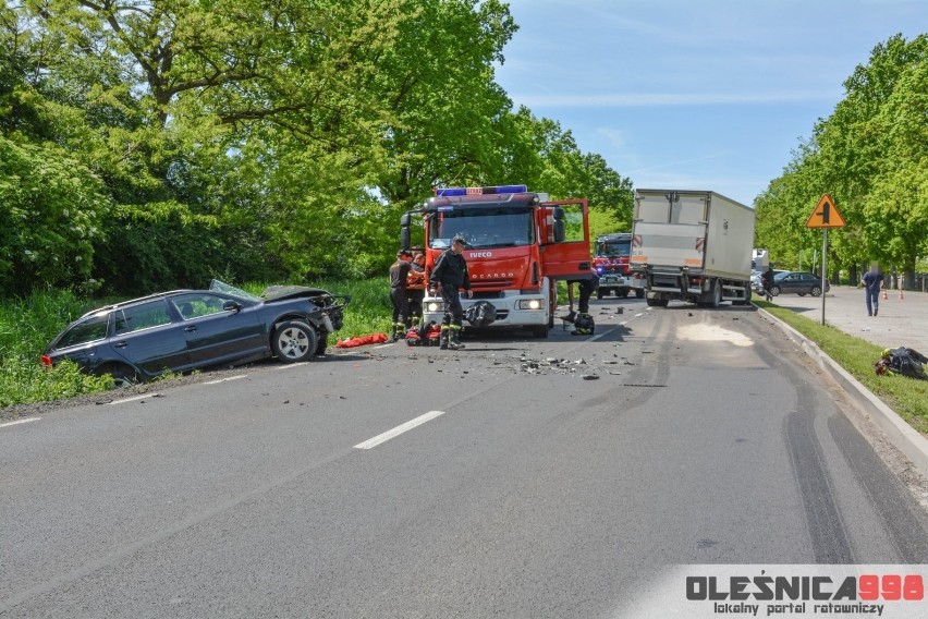 Groźny wypadek niedaleko Wrocławia. Skoda zmiażdżona przez ciężarówkę