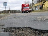 Auto uszkodzone przez dziurę w drodze. Odszkodowanie