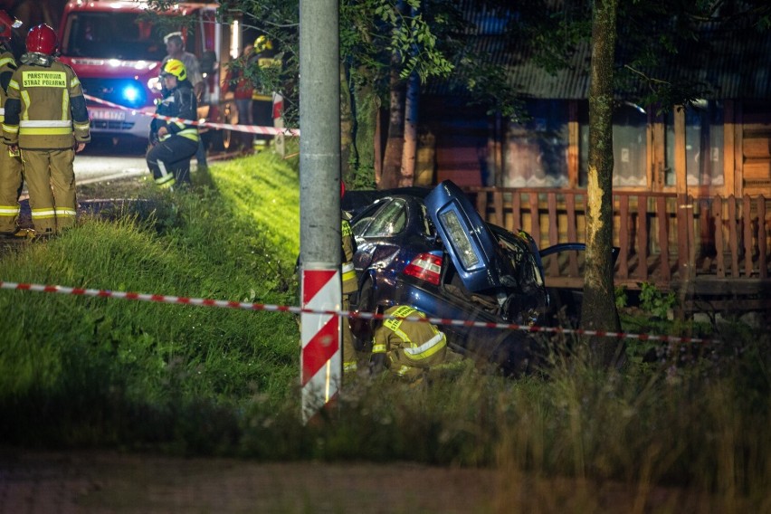 Podhale. Nocny wypadek na zakopiance. Auto wjechało w drzewo. Jedna osoba została ranna 