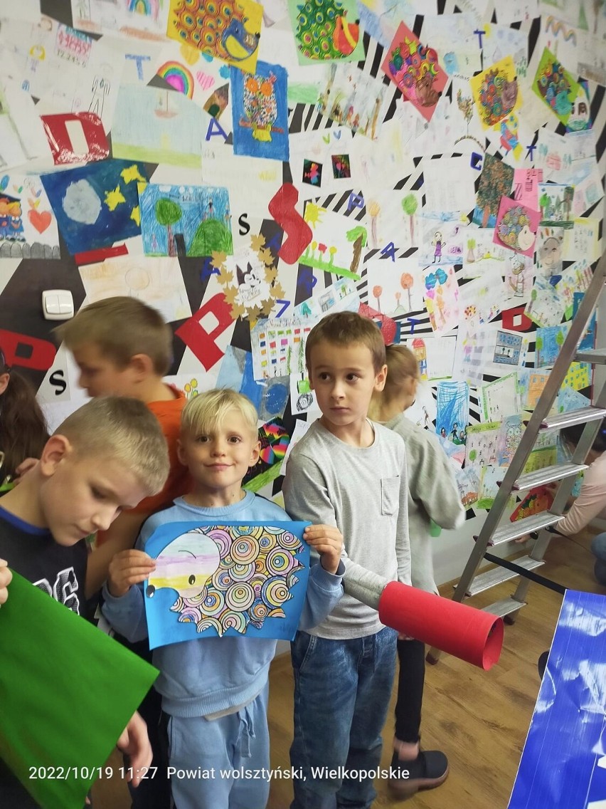 Gmina Siedlec: Uczniowie swoimi pracami tapetują gabinet dyrektora