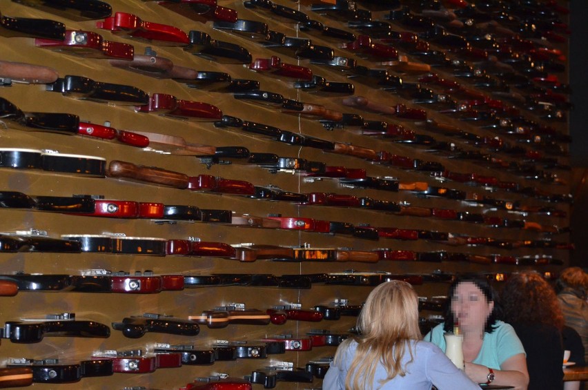 Gości przyciąga ściana z ponad 600 gitarami. Fot. Weronika...