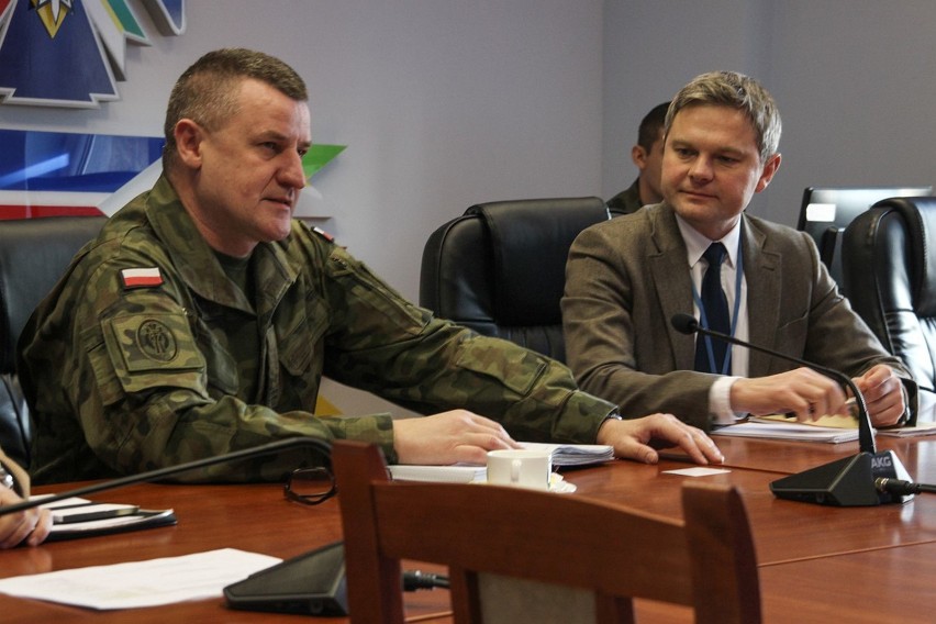 Gości przywitał płk Piotr Malinowski (z lewej).