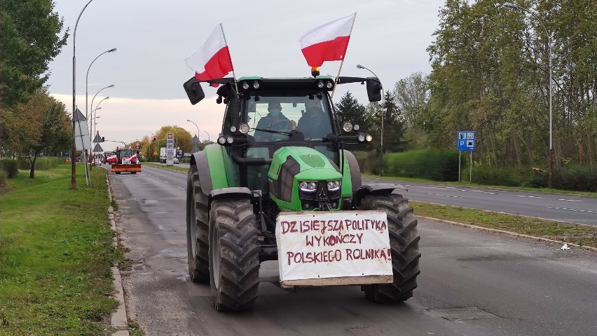 Protest rolników w Piotrkowie: 43 ciągniki przejechały przez...