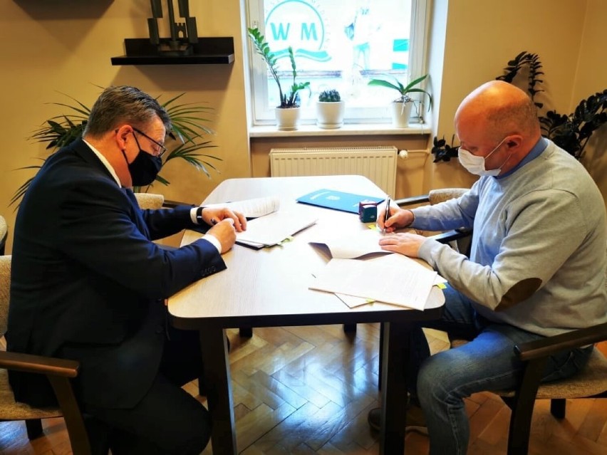 Wójt Zbigniew Tur i prezes Zarządu Grzegorz Łomnicki podpisują umowę