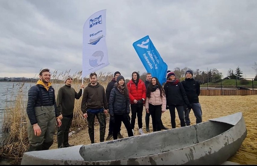 Studenci Politechniki Krakowskiej zbudowali betonowy kajak, który pływa. Chcą nim wystartować w zawodach