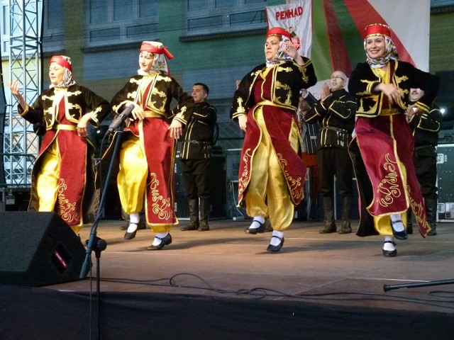 W Opocznie rozpoczął się I Międzynarodowy Festiwal Folklorystyczny. W koncercie inauguracyjnym wystąpiły zespoły z Turcji, Serbii, Słowacji i Polski. Dały fantastyczny pokaz tańców narodowych. Publiczność podziwiała nie tylko efektowne tańce, ale również przepiękne stroje i urodę artystek