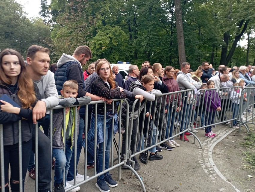 Tłumy na występie Kabaretu Skeczów Męczących w Skierniewicach