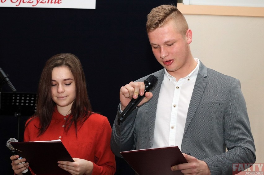 Patriotyczne pieśni wybrzmiały w Kołaczycach (VIDEO) (FOTO)