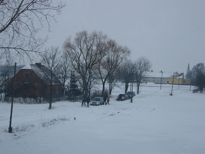 Wiatr nawiał śnieg na drogę gminną Sławęcin-Cieślin w...