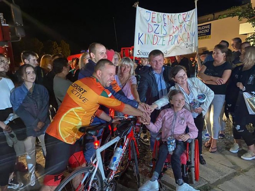 Strażacy z Przatowa wyruszyli rowerami na pomoc chorej Kindze ZDJĘCIA I VIDEO