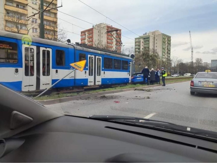 Wypadek w Krakowie. Na alei Pokoju doszło do zderzenia samochodu z tramwajem